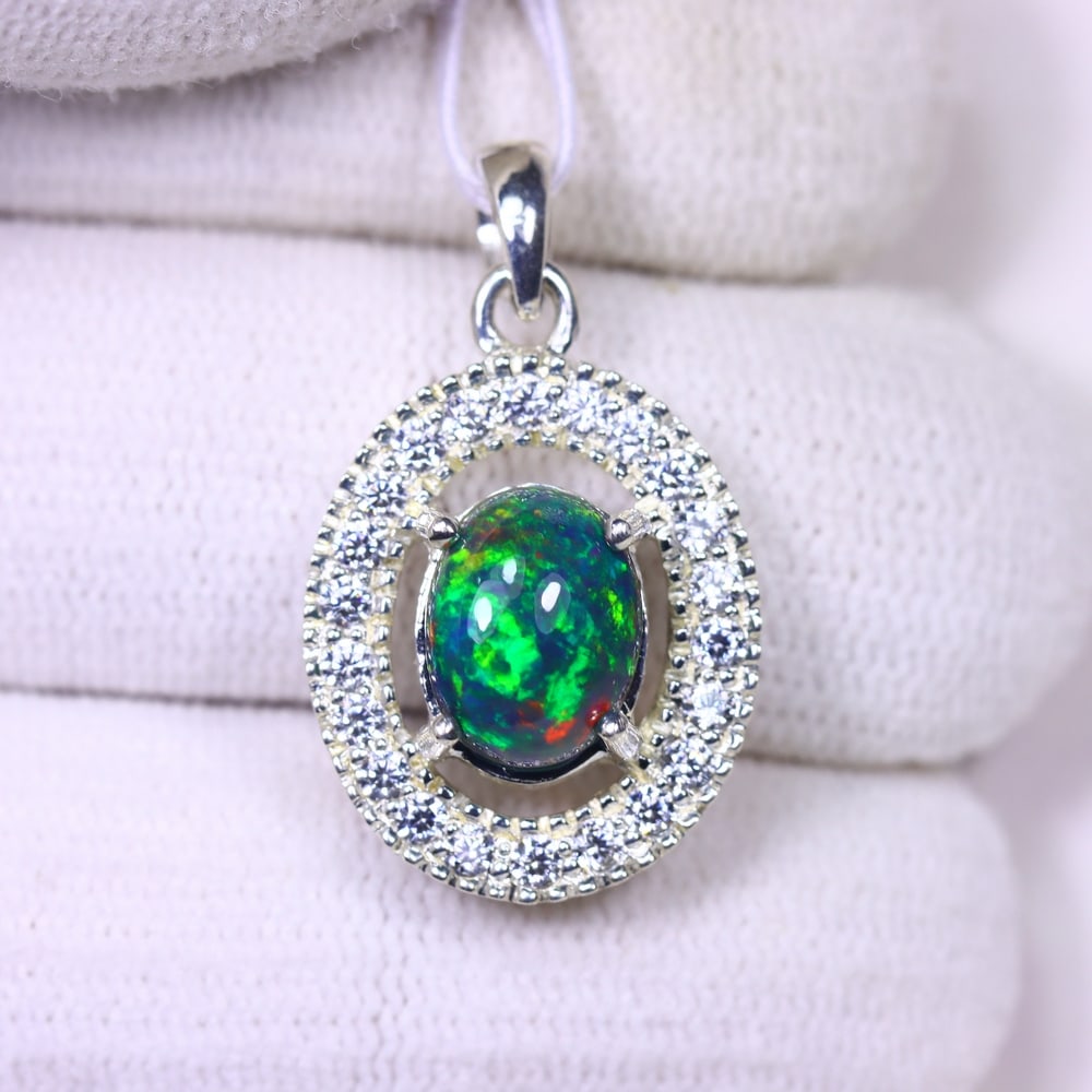 Silver Pendant with Ethiopian Black Opal 3.5grams - 925 Sterling Silver , 987E: Ksmith Heritage Auctioneers Subject: Opal & Simulated Diamond Silver Pendant Carat Weight: 3.5 grams (approx.) Dimension: Opal 10x7mm, Pendant 22x15mm