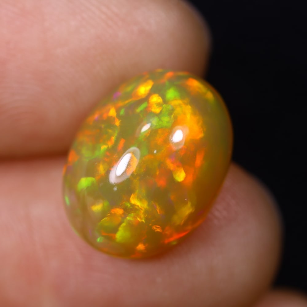 *5.37Ct Welo Opal Polished - Ethiopian Opal , 400C: Ksmith Heritage Auctioneers Subject: Natural Ethiopian Welo Opal Origin: Ethiopia Carat Weight: 5.37Ct Dimension: 14.7x11.3x7.2 mm Treatment: Natural Untreated Type: Caboc
