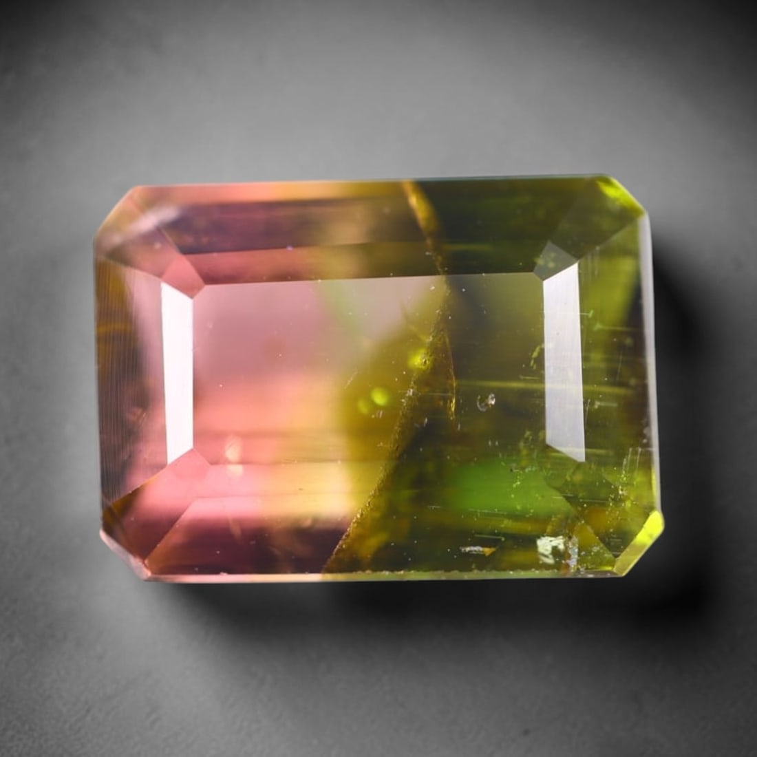 3.83cts Natural Watermelon Tourmaline - Bi-Colour Faceted Cut , 610E: Ksmith Heritage Auctioneers Subject: Natural Tourmaline Origin: Africa Carat Weight: 3,83 cts Dimension: 10.2x7.3x5.3 mm Type: Faceted, Polished
