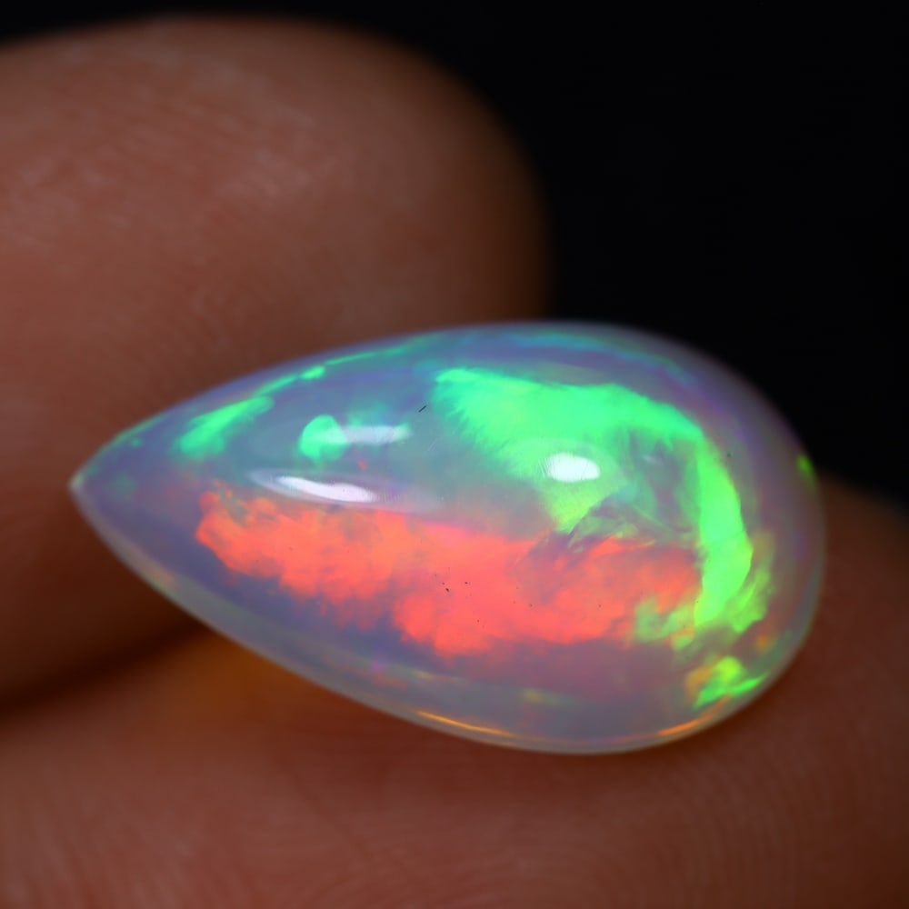 4.38Ct Welo Opal Polished - Ethiopian Opal, 1026B: Ksmith Heritage Auctioneers Subject: Natural Ethiopian Welo Opal Origin: Ethiopia Carat Weight: 4.38Ct Dimension: 16.9x10.1x6.5 mm Treatment: Natural Untreated Type: Cabochon,
