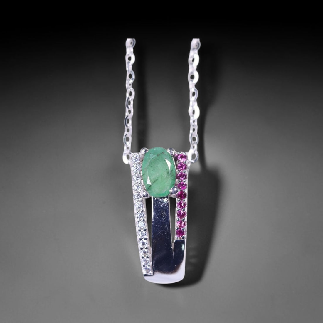 Necklace 18inches Emerald & Simulated CZ - 925 Sterling Silver , 20E: Ksmith Heritage Auctioneers Subject: Natural Emerald & Simulated CZ Origin: Thailand Carat Weight: 2.52g Dimension: Gemstone 4x6mm Type: Necklace