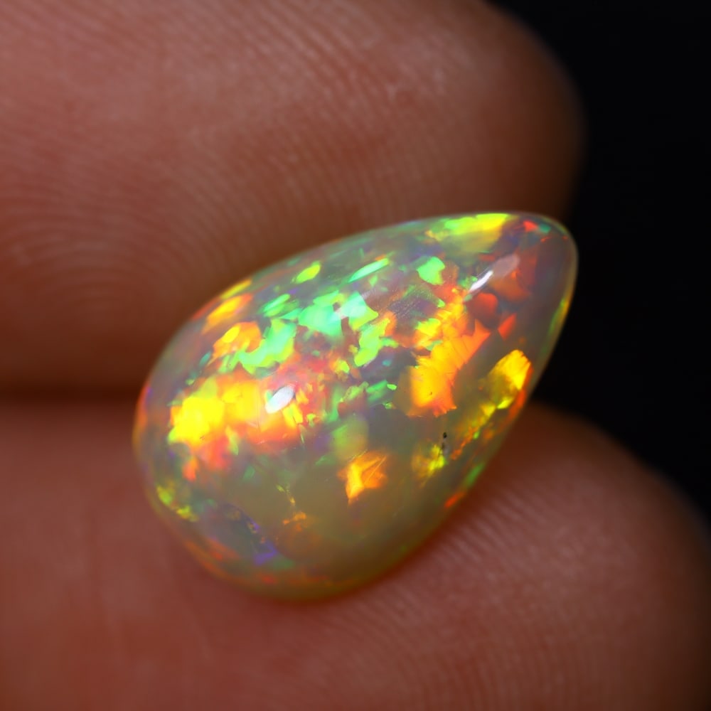 *3.59Ct Welo Opal Polished - Ethiopian Opal , 406C: Ksmith Heritage Auctioneers Subject: Natural Ethiopian Welo Opal Origin: Ethiopia Carat Weight: 3.59Ct Dimension: 14.6x9.3x6.1 mm Treatment: Natural Untreated Type: Caboch