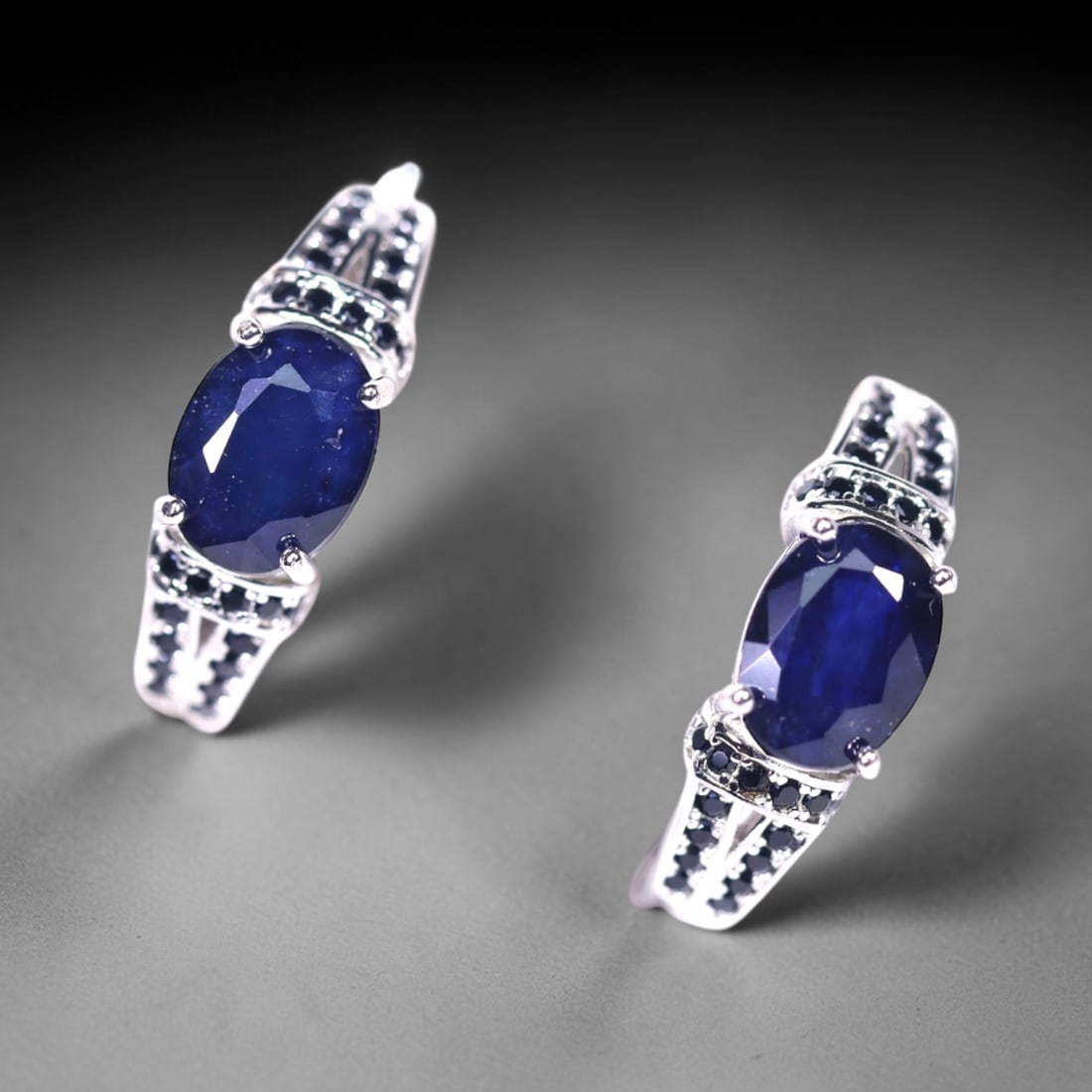Earrings Sapphire & Black Spinel - 925 Sterling Silver , 649E: Ksmith Heritage Auctioneers Subject: Natural Sapphire & Black Spinel Origin: Thailand Carat Weight: 4.5g Dimension: Gemstone 6x8mm Type: Earrings