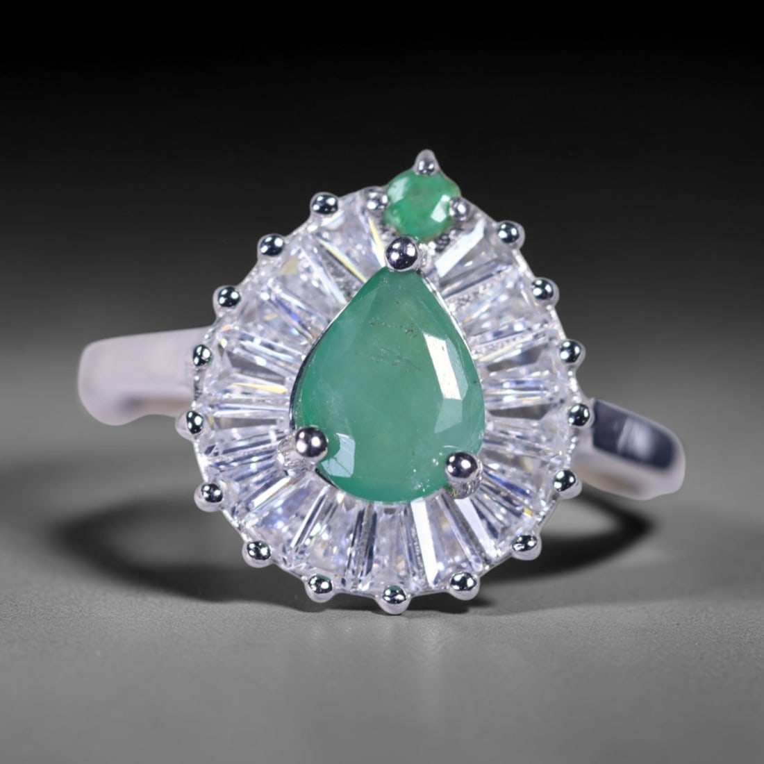 Ring US7 Emerald & Simulated CZ - 925 Sterling Silver, 799B: Ksmith Heritage Auctioneers Subject: Natural Emerald & Simulated CZ Origin: Thailand Carat Weight: 4.01g Dimension: Gemstone 5x7mm Type: Ring
