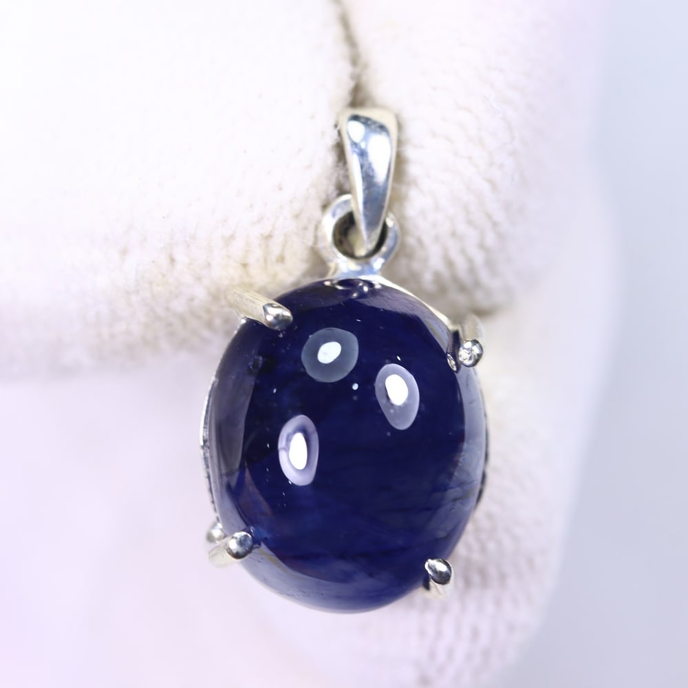 3.27g Blue Sapphire Sterling Silver 925 Pendant - Stone size approx 13x10x7mm, 384DD: Ksmith Heritage Auctioneers Subject: Blue Sapphire Pendant (925)