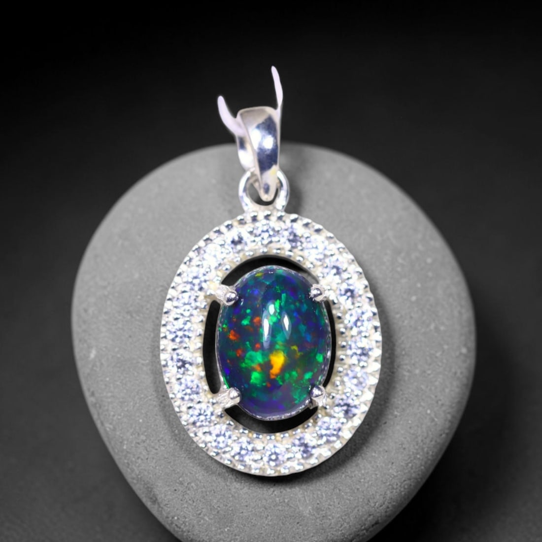 Silver Pendant with Ethiopian Black Opal 3.5grams - 925 Sterling Silver , 28E: Ksmith Heritage Auctioneers Subject: Opal & Simulated Diamond Silver Pendant Carat Weight: 3.5 grams (approx.) Dimension: Opal 10x7mm, Pendant 22x15mm
