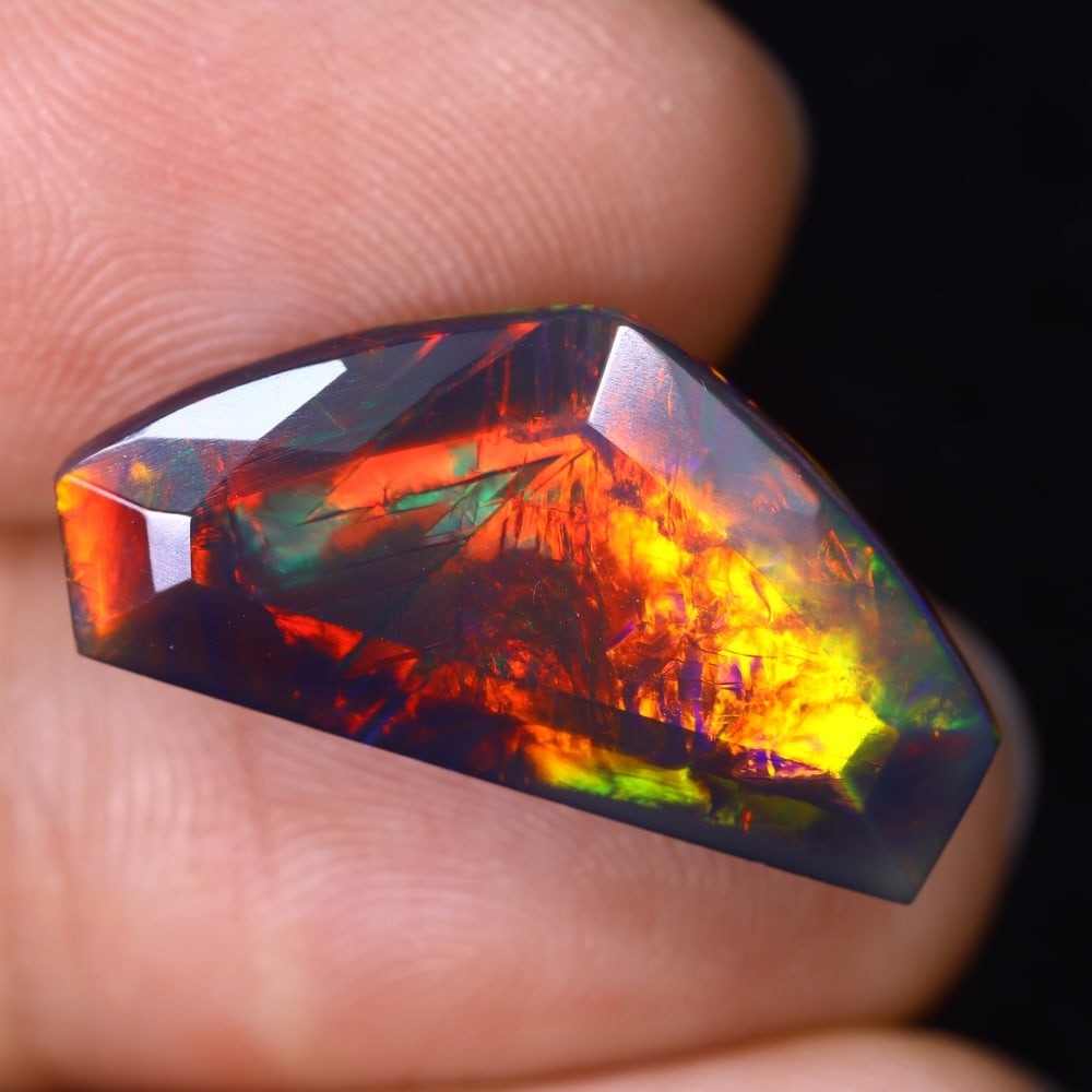 7.31Ct Smoked Faceted Ethiopian Opal - 22.4x11.1x7.6 mm , 525C: Ksmith Heritage Auctioneers Subject: Natural Ethiopian Welo Opal Origin: Ethiopia Treatment: Smoked Type: Faceted, Polished
