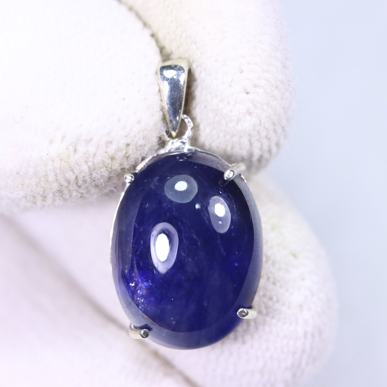 3.37g Blue Sapphire Sterling Silver 925 Pendant - Stone size approx 14x11x7mm, 394DD: Ksmith Heritage Auctioneers Subject: Blue Sapphire Pendant (925)