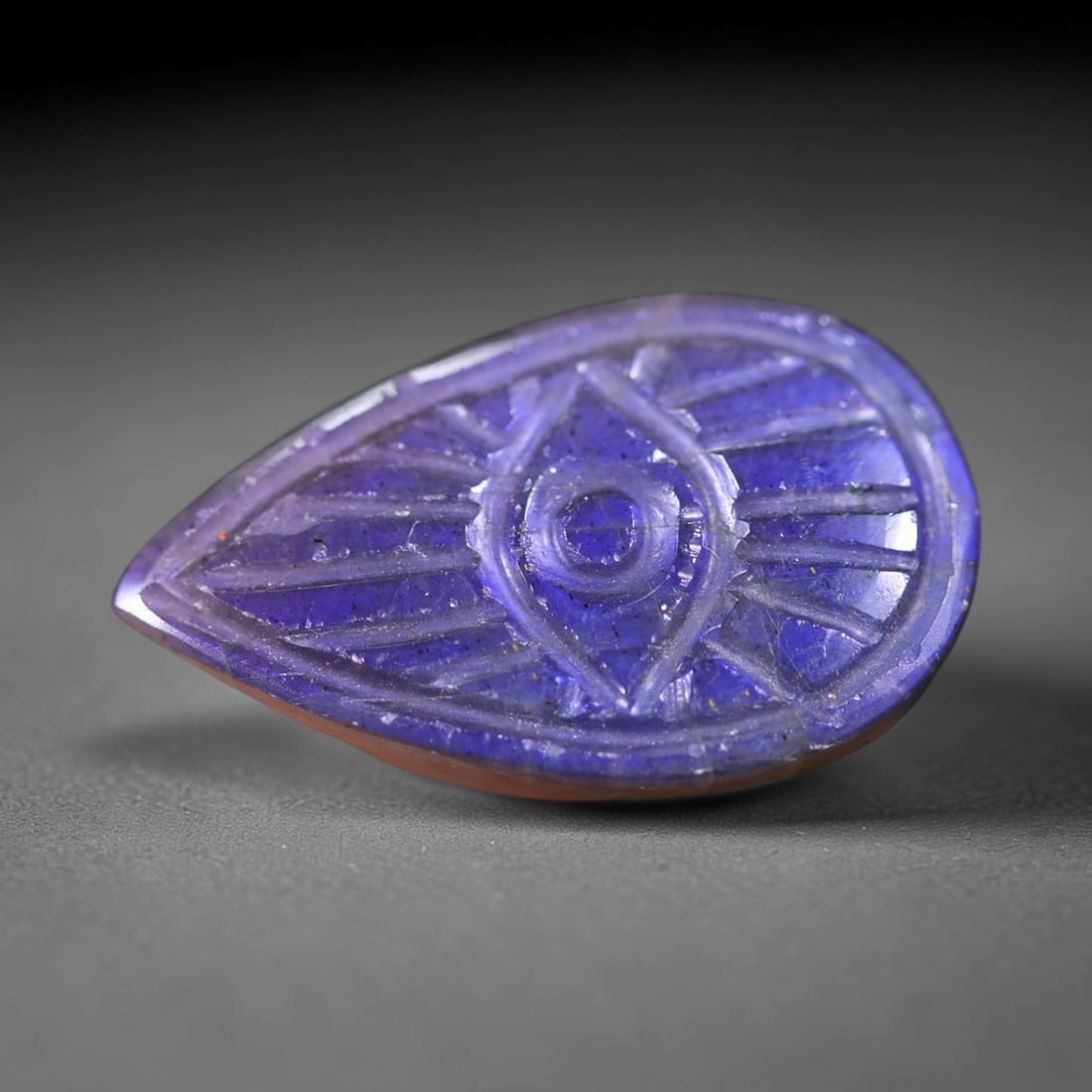 16.17cts Labradorite Evil Eye - Carving , 928E: Ksmith Heritage Auctioneers Subject: Natural Labradorite Origin: India Carat Weight: 16.17cts Dimension: 23.8x13.8x5.6 mm Treatment: Unheated Type: Carving