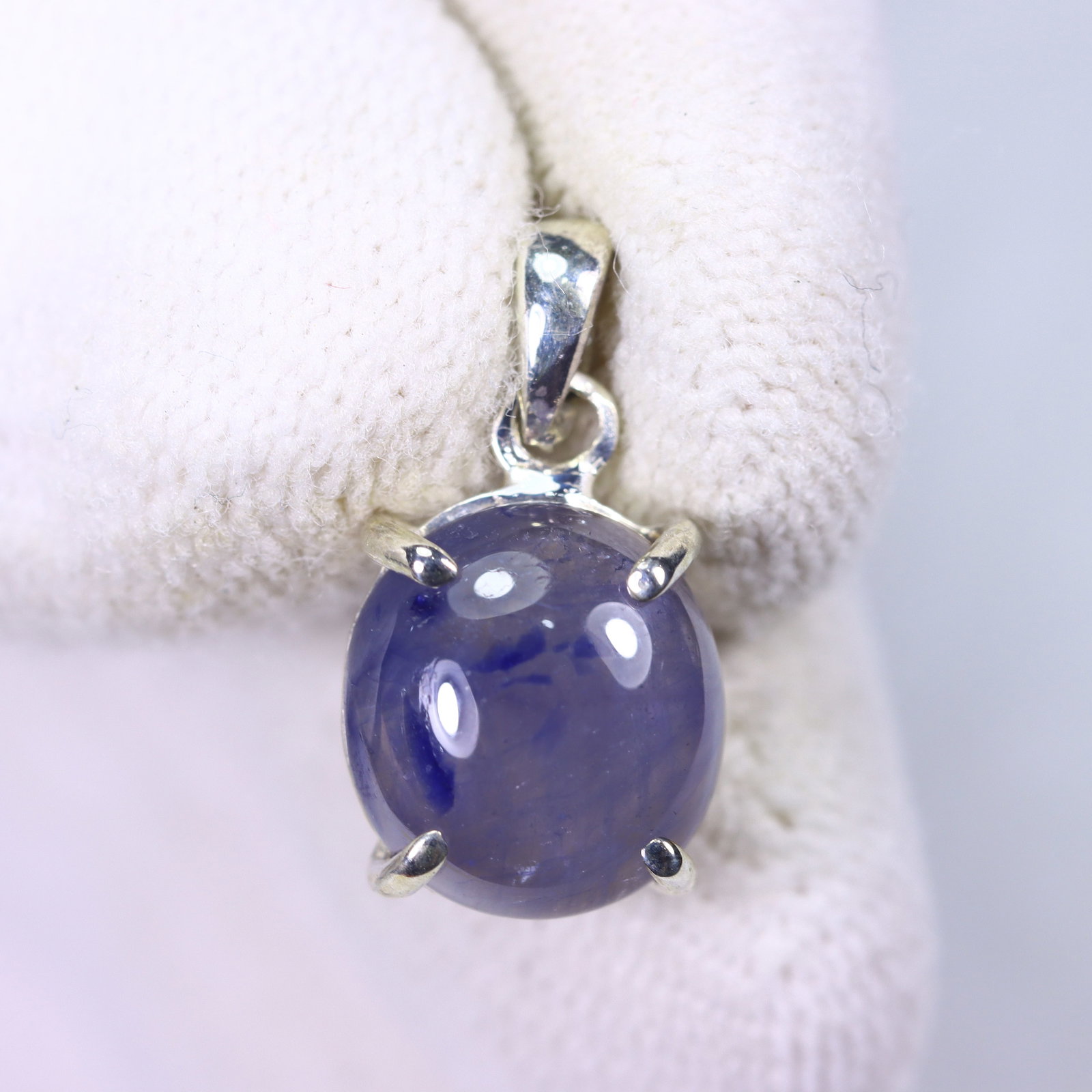 1.88g Blue Sapphire Sterling Silver 925 Pendant - Stone size approx 10x9x5mm, 312DD: Ksmith Heritage Auctioneers Subject: Blue Sapphire Pendant (925)