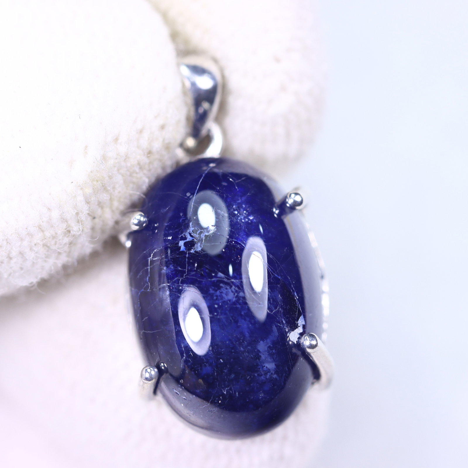 3.37g Blue Sapphire Sterling Silver 925 Pendant - Stone size approx 15x10x7mm, 367DD: Ksmith Heritage Auctioneers Subject: Blue Sapphire Pendant (925)