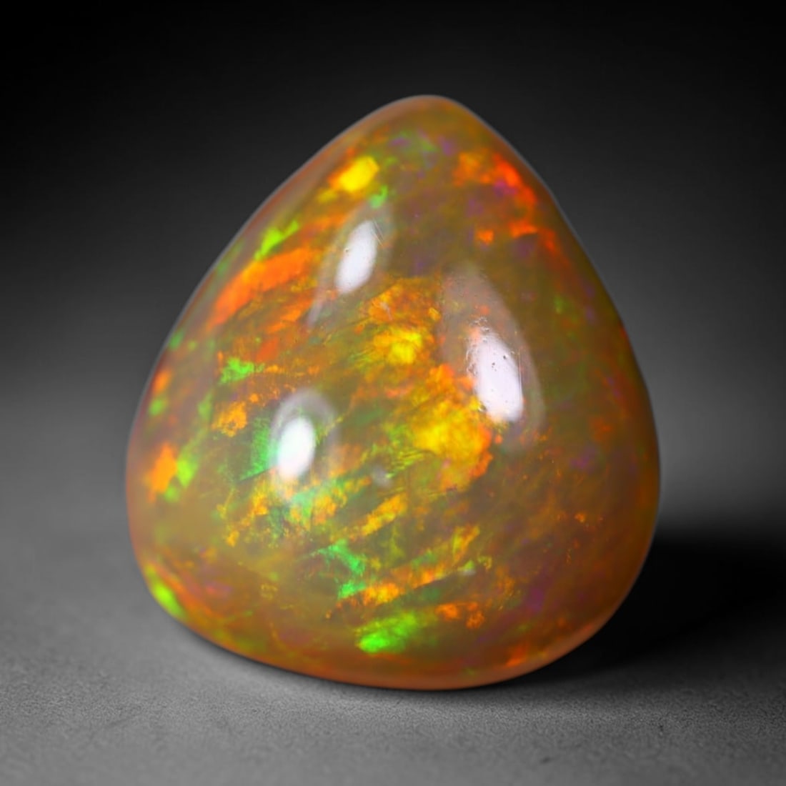 *9.33Ct Welo Opal Polished - Ethiopian Opal, 847B: Ksmith Heritage Auctioneers Subject: Natural Ethiopian Welo Opal Origin: Ethiopia Carat Weight: 9.33Ct Dimension: 17.1x15.5x7.4 mm Treatment: Natural Untreated Type: Cabochon,