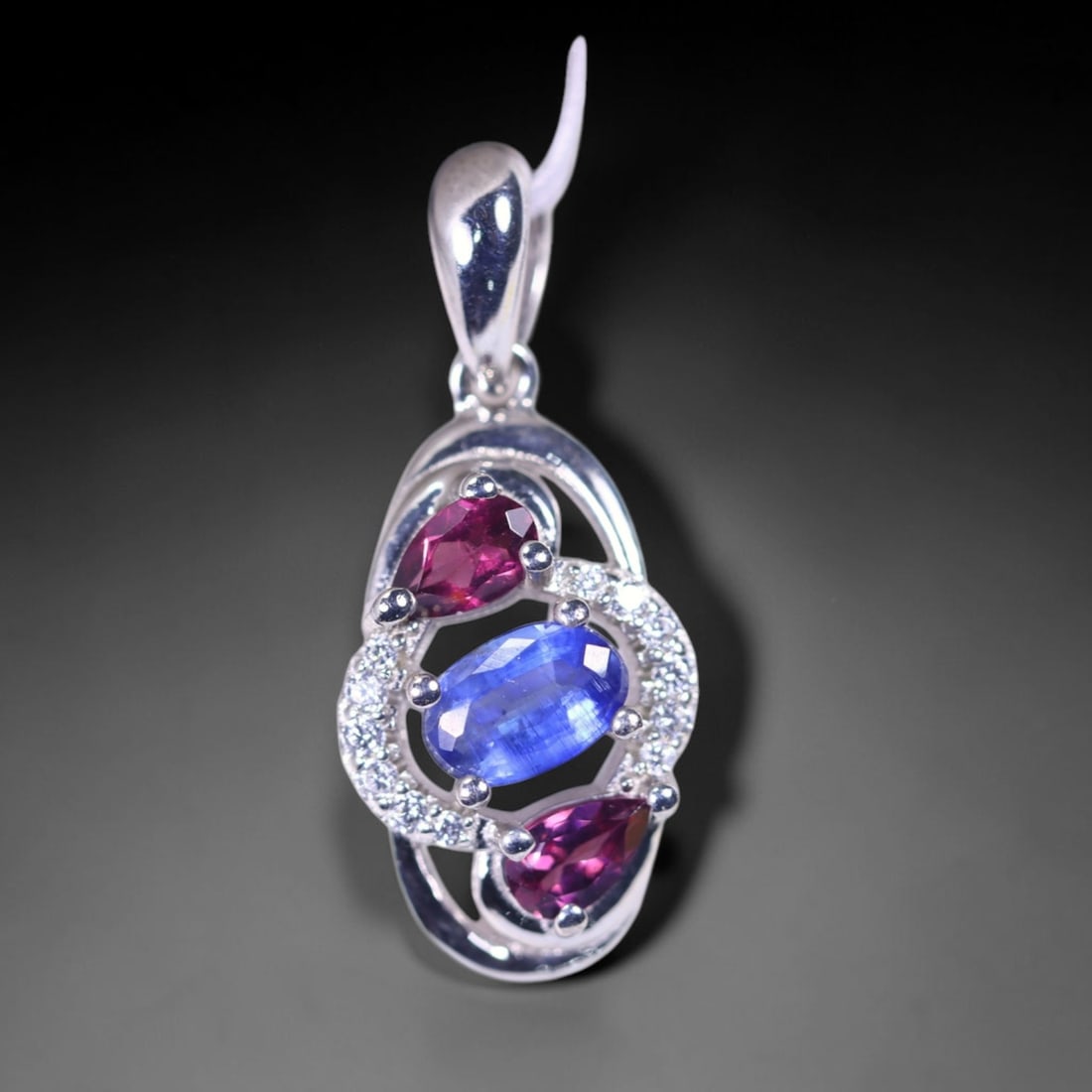 Pendant Kyanite Rhodolite & Zircon - 925 Sterling Silver , 770E: Ksmith Heritage Auctioneers Subject: Natural Kyanite, Rhodolite & Zircon Origin: Thailand Carat Weight: 10.74 Dimension: Gemstone 4x6mm Type: Pendant