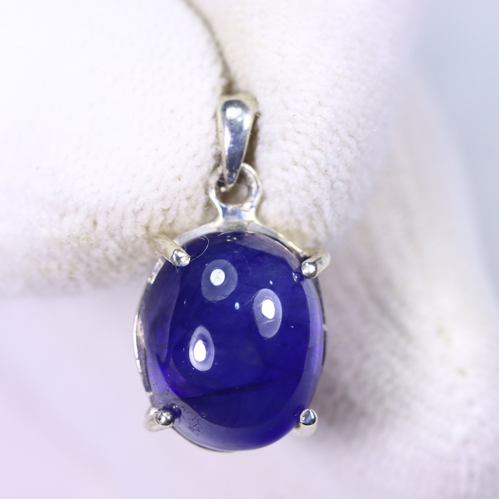 3.09g Blue Sapphire Sterling Silver 925 Pendant - Stone size approx 12x10x7mm, 390DD: Ksmith Heritage Auctioneers Subject: Blue Sapphire Pendant (925)