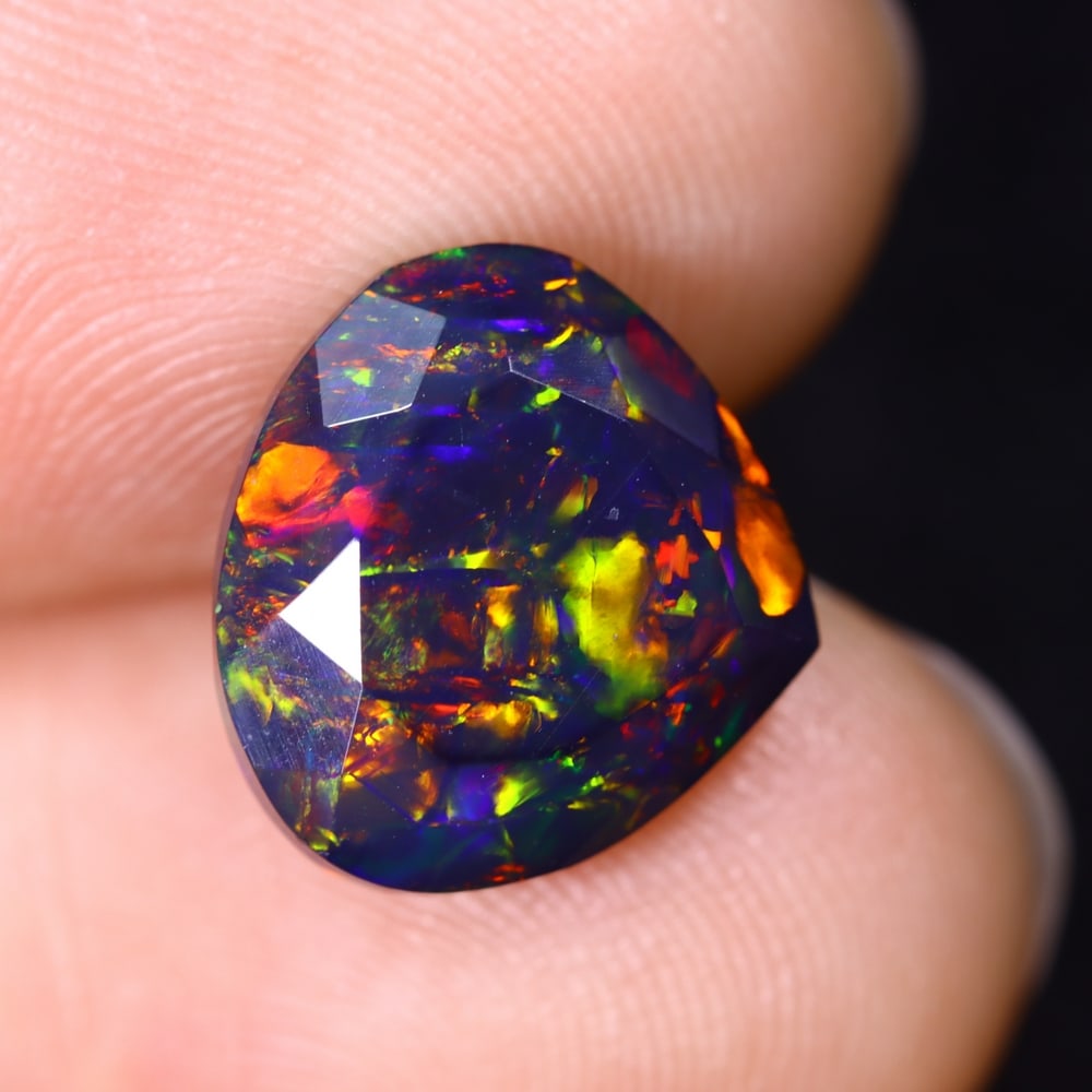 3.81Ct Smoked Faceted Ethiopian Opal - 12.3x11.3x7.9 mm , 533C: Ksmith Heritage Auctioneers Subject: Natural Ethiopian Welo Opal Origin: Ethiopia Treatment: Smoked Type: Faceted, Polished