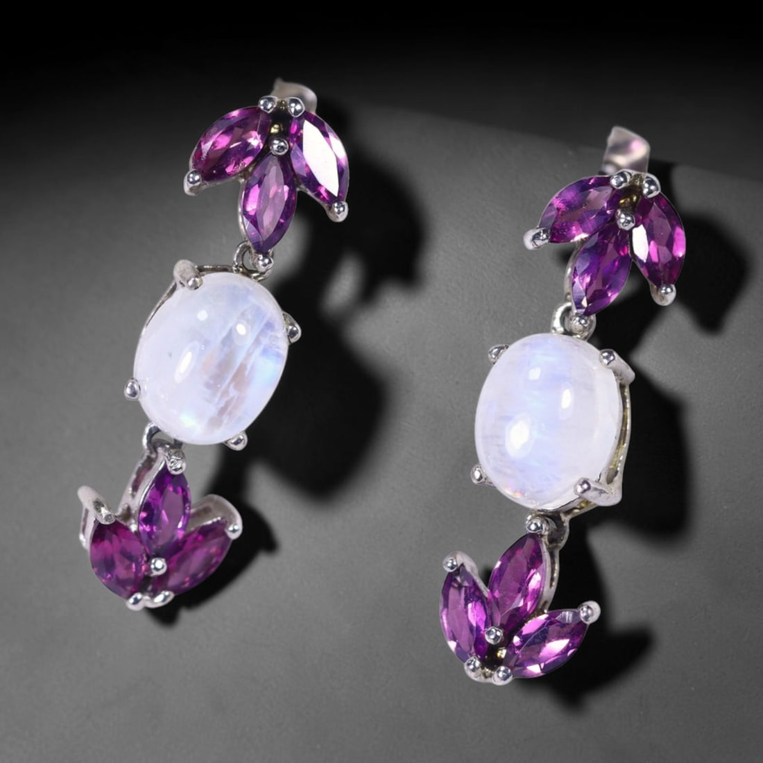 Earrings Moonstone & Rhodolite Garnet - 925 Sterling Silver , 983E: Ksmith Heritage Auctioneers Subject: Natural Moonstone & Rhodolite Garnet Origin: Thailand Carat Weight: 5.74g Dimension: Gemstone 3.5x7mm Type: Earrings