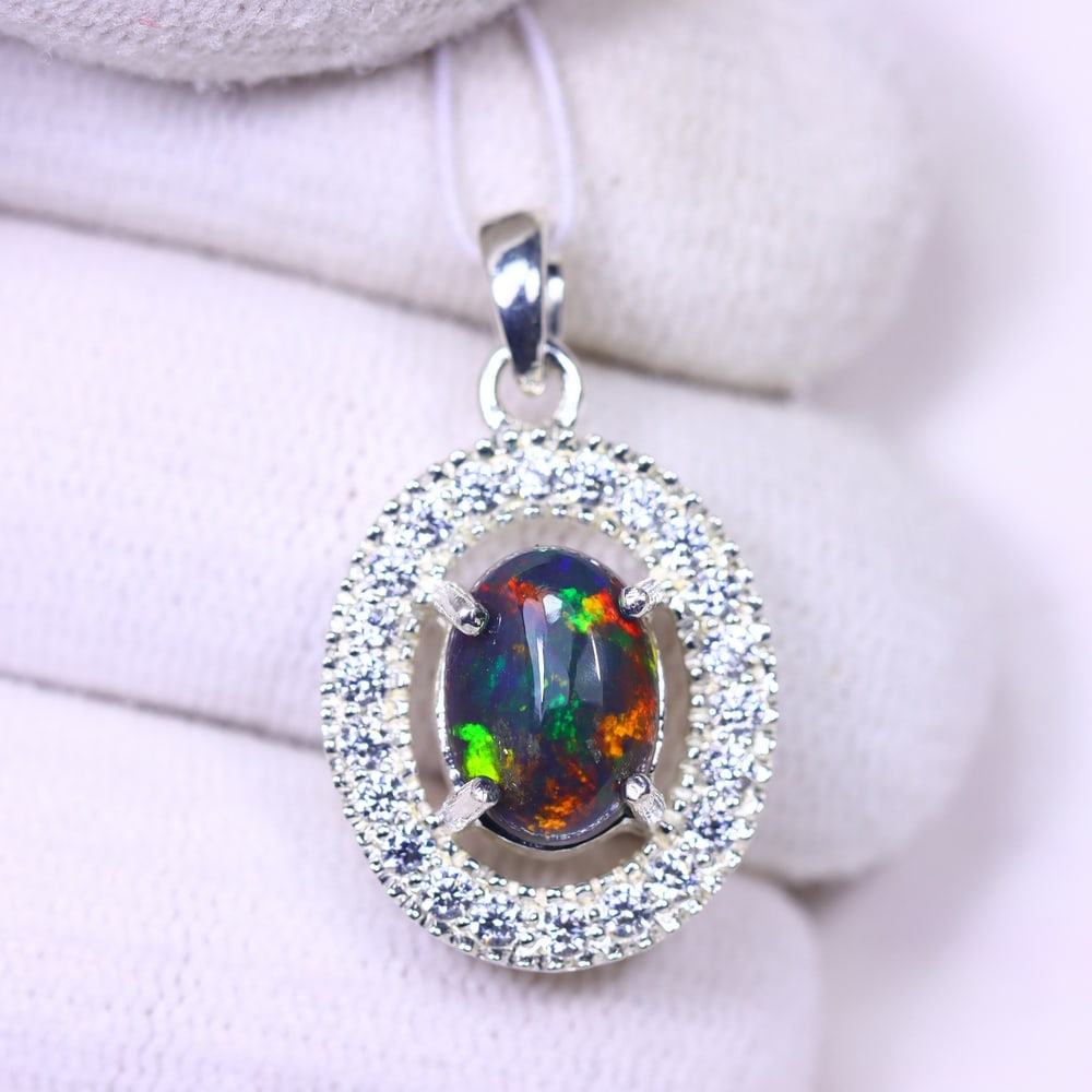 Silver Pendant with Ethiopian Black Opal 3.5grams - 925 Sterling Silver , 409E: Ksmith Heritage Auctioneers Subject: Opal & Simulated Diamond Silver Pendant Carat Weight: 3.5 grams (approx.) Dimension: Opal 10x7mm, Pendant 22x15mm