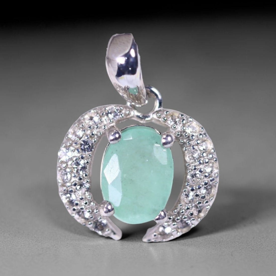 Pendant Emerald & Zircon - 925 Sterling Silver, 15B: Ksmith Heritage Auctioneers Subject: Natural Emerald & Zircon Origin: Thailand Carat Weight: 8.67ct Dimension: Gemstone 5.6x7.5mm Type: Pendant