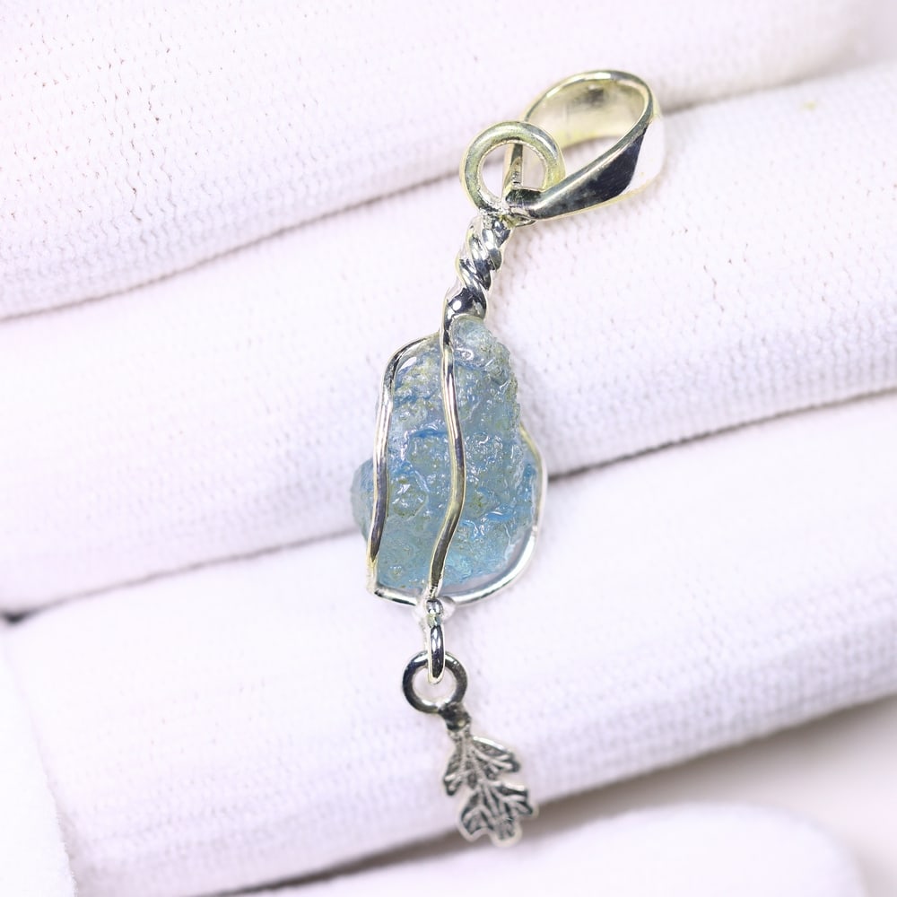 2.87g Crystal Rock Wire Wrap Pendant - 925 Silver , 462E: Ksmith Heritage Auctioneers Subject: Natural Crystal Rock Pendant Type: Pendant