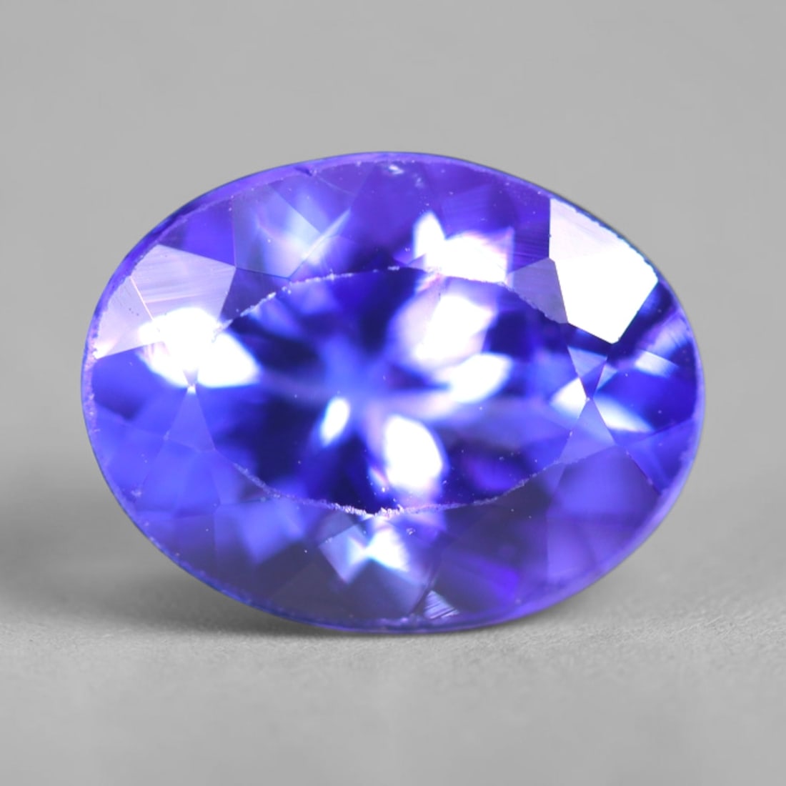 1.48Ct Tanzanite Faceted - Oval Polished , 927B: Ksmith Heritage Auctioneers Subject: Natural Tanzanite Origin: Tanzania Dimension: 8.4x6.5x4.2 mm Treatment: Heated Shape: Oval Type: Faceted, Polished