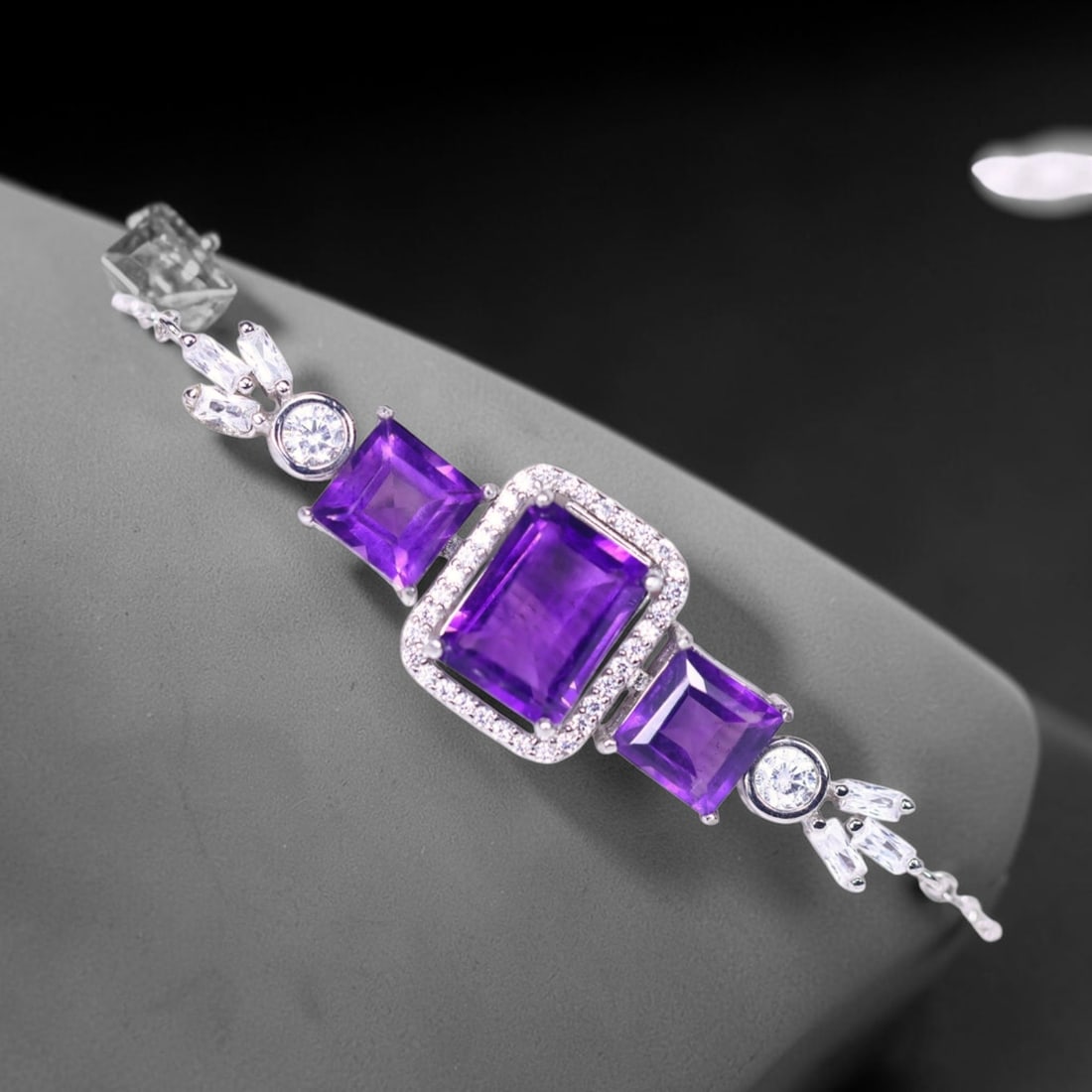 7inches Bracelet Amethyst & Simulated CZ - 925 Sterling Silver , 343B: Ksmith Heritage Auctioneers Subject: Natural Amethyst & Simulated CZ Origin: Thailand Carat Weight: 4.29g Dimension: Gemstone 7x9mm Type: Bracelet