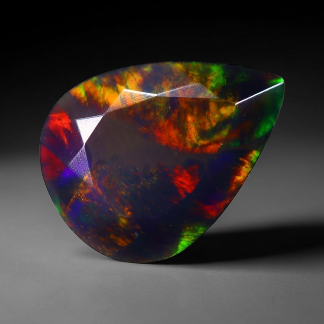 *4.05Ct Smoked Faceted Welo Opal Polished - Ethiopian Opal , 262C: Ksmith Heritage Auctioneers Subject: Natural Ethiopian Welo Opal Origin: Ethiopia Carat Weight: 4.05Ct Dimension: 14.7x11.1x6.3 mm Treatment: Smoked Type: Faceted, Polishe