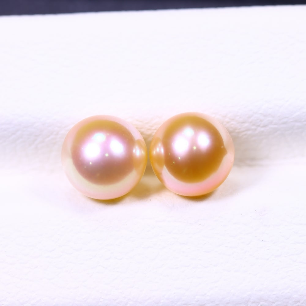 2.38cts Freshwater Pearl Pair 5.5mm, Peach Natural Colour - No Hole Drill , 504C: Ksmith Heritage Auctioneers Subject: Natural Pearl Treatment: None, Natural Colour Shape: Round Bead Type: Without hole, no drill