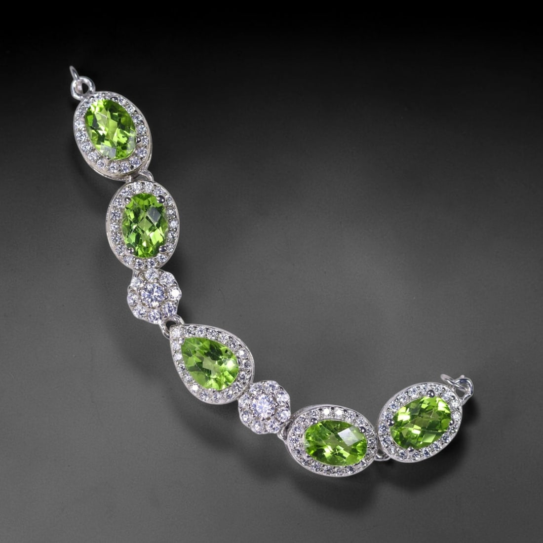 Bracelet 8inches Peridot & Zircon - 925 Sterling Silver , 596E: Ksmith Heritage Auctioneers Subject: Natural Peridot & Zircon Origin: Thailand Carat Weight: 30.28ct Dimension: Gemstone 5x7mm Type: Bracelet