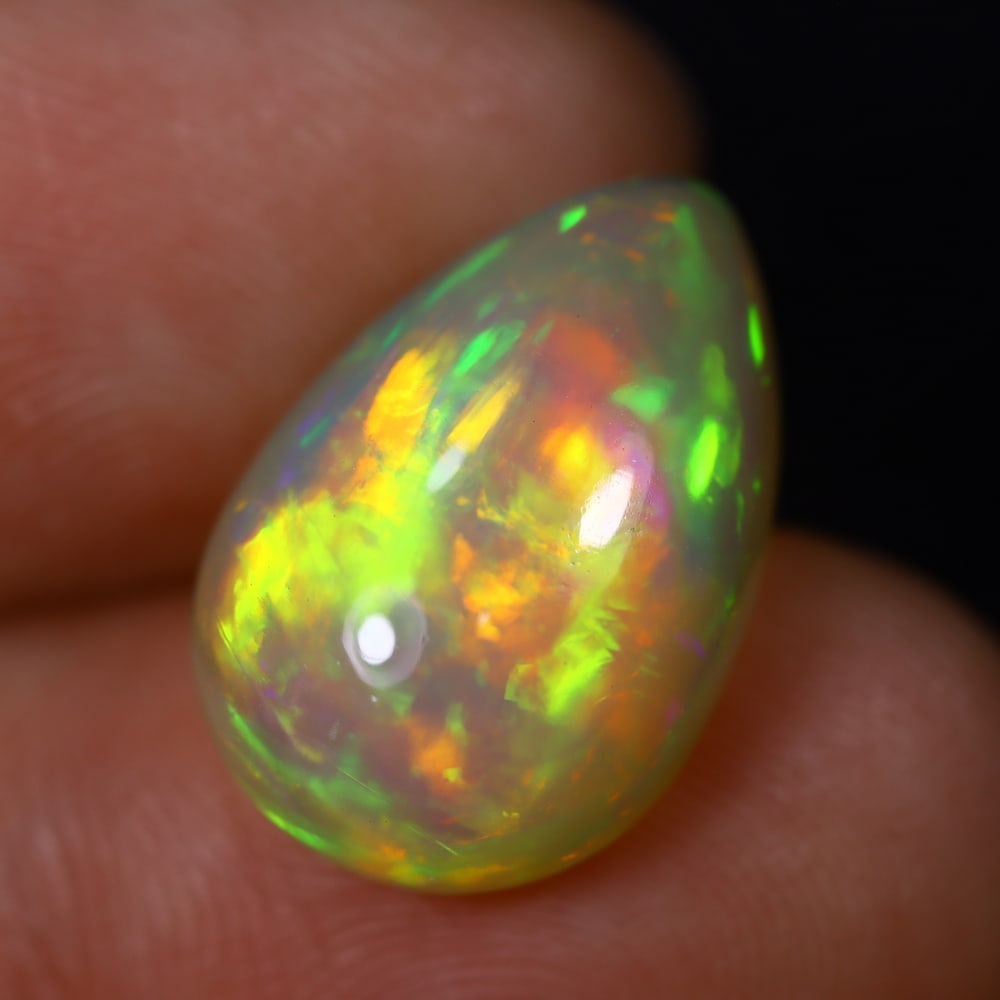 *6.69Ct Welo Opal Polished - Ethiopian Opal , 413C: Ksmith Heritage Auctioneers Subject: Natural Ethiopian Welo Opal Origin: Ethiopia Carat Weight: 6.69Ct Dimension: 17x11.4x7.3 mm Treatment: Natural Untreated Type: Cabocho