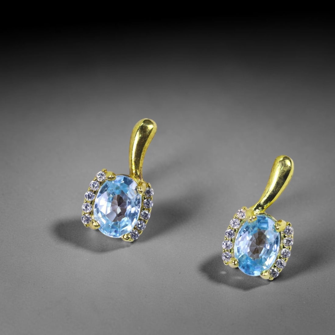 Earrings Sea Foam Blue & White Zircon - 925 Sterling Silver , 5E: Ksmith Heritage Auctioneers Subject: Natural Zircon Origin: Thailand Carat Weight: 15.97ct Dimension: Gemstone 5x7mm Type: Earrings