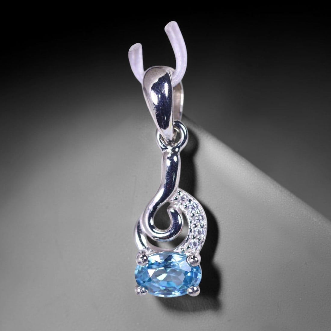 Pendant Zircon - 925 Sterling Silver - White Gold Plated , 325E: Ksmith Heritage Auctioneers Subject: Natural Zircon Origin: Thailand Carat Weight: 6.07ct Dimension: Gemstone 4x6mm Type: Pendant