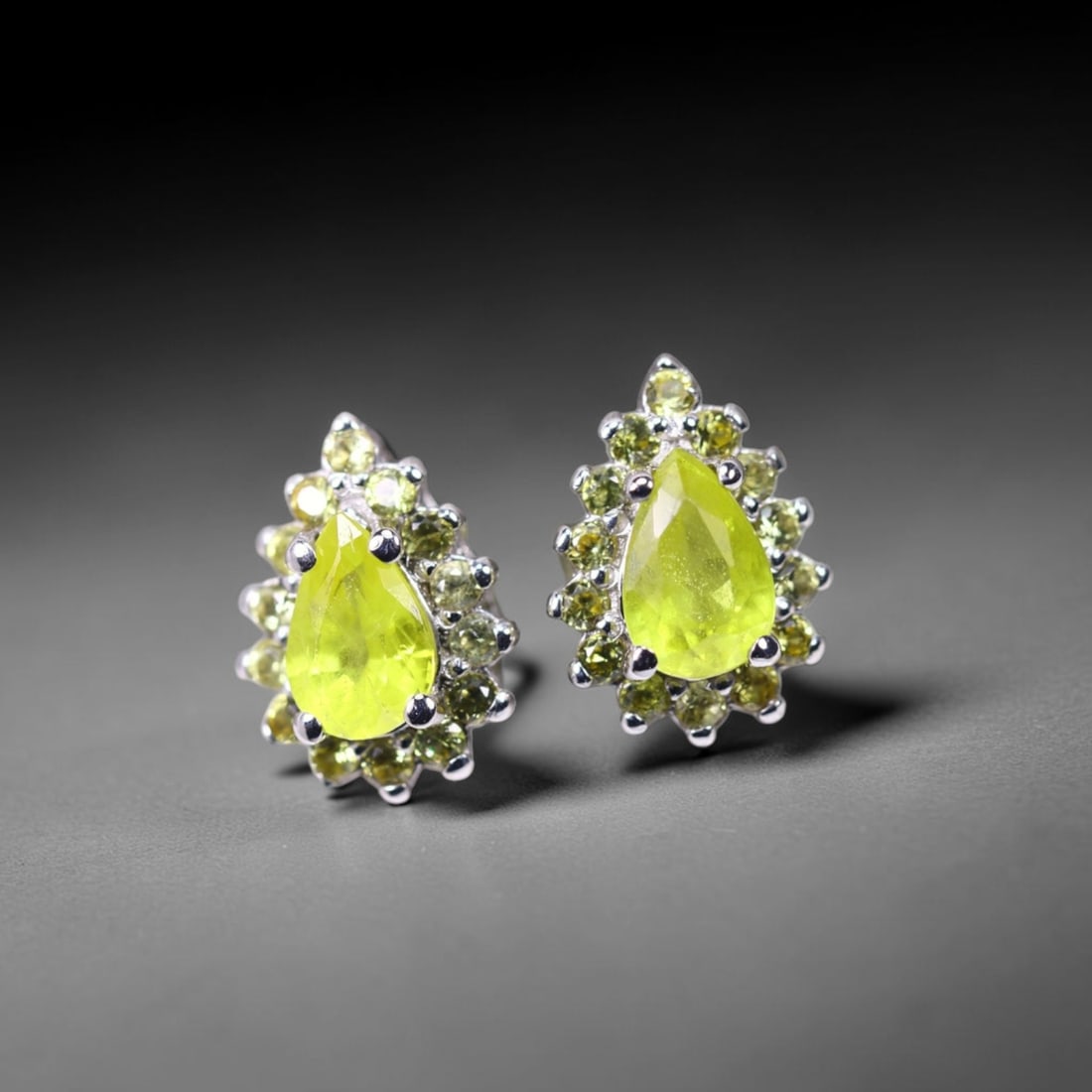 Earrings Yellow Sapphire - 925 Sterling Silver , 980B: Ksmith Heritage Auctioneers Subject: Natural Yellow Sapphire Origin: Thailand Carat Weight: 1.67g Dimension: Gemstone 4x6mm Type: Earrings