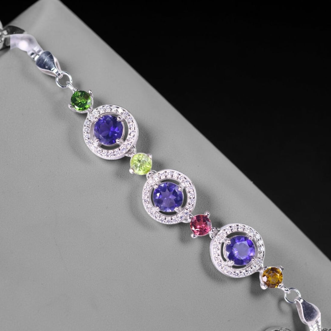Bracelet 7inches Iolite & Tourmaline - 925 Sterling Silver, 946B: Ksmith Heritage Auctioneers Subject: Natural Iolite & Tourmaline Origin: Thailand Carat Weight: 6.26g Dimension: Gemstone 1-5mm Type: Bracelet