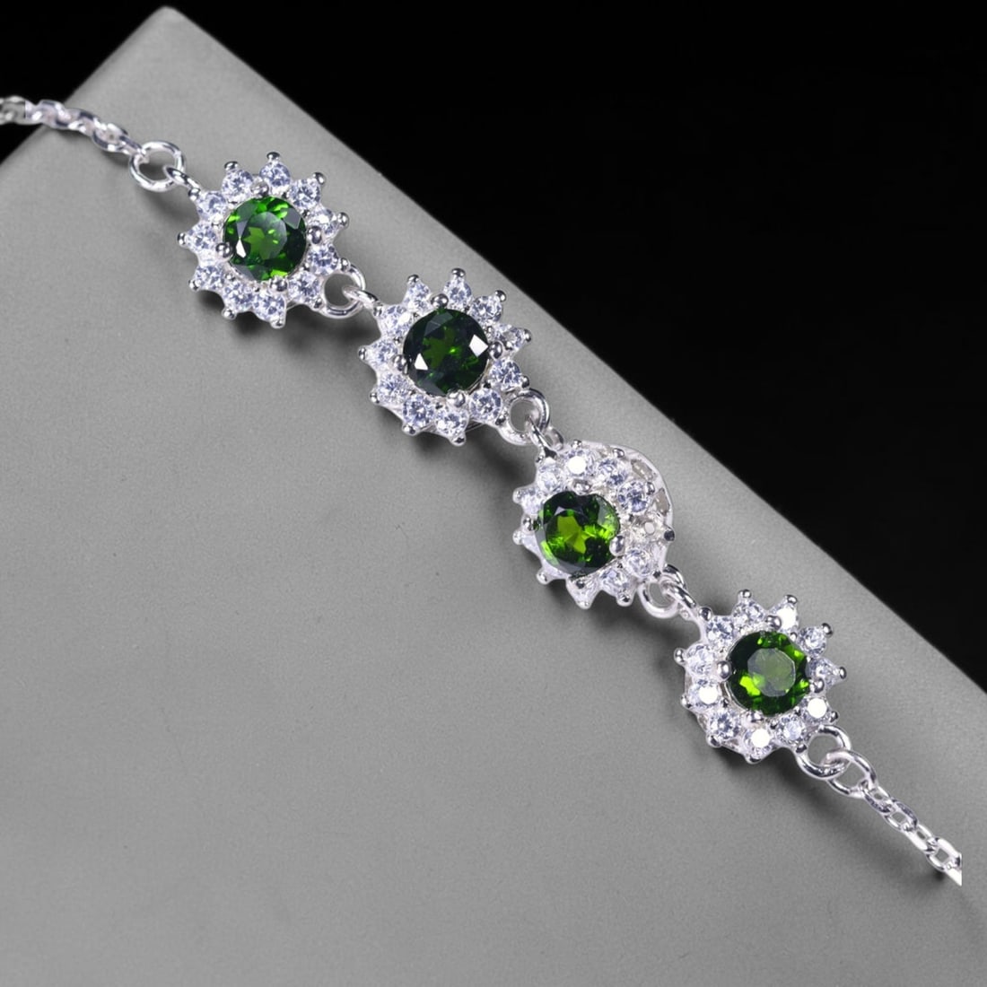 Bracelet 7inches Chrome Diopside & Simulated CZ - 925 Sterling Silver , 833E: Ksmith Heritage Auctioneers Subject: Natural Chrome Diopside & Simulated CZ Origin: Thailand Carat Weight: 3.9g Dimension: Gemstone 1-4mm Type: Bracelet