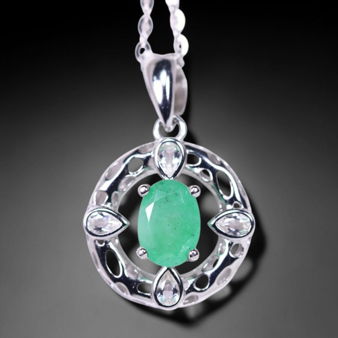18inches Necklace Emerald & White Topaz - 925 Sterling Silver , 1179E: Ksmith Heritage Auctioneers Subject: Natural Emerald & White Topaz Origin: Thailand Carat Weight: 2.61g Dimension: Gemstone 5x7mm Type: Necklace