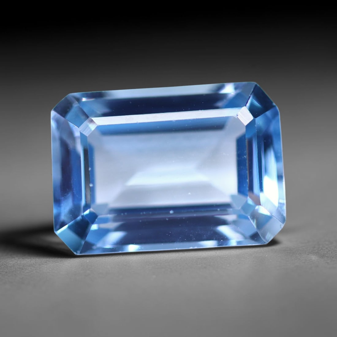 8.89 carats Natural Swiss Blue Topaz - 14x10x6.4mm , 840C: Ksmith Heritage Auctioneers Subject: Natural Topaz Treatment: Irradiated Type: Faceted, Polished