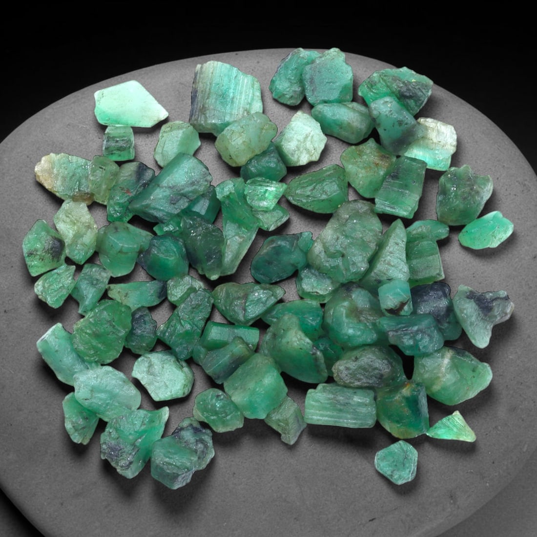 42Ct Raw Emerald Freeform Lot - Rough Specimen , 800C: Ksmith Heritage Auctioneers Subject: Natural Emerald