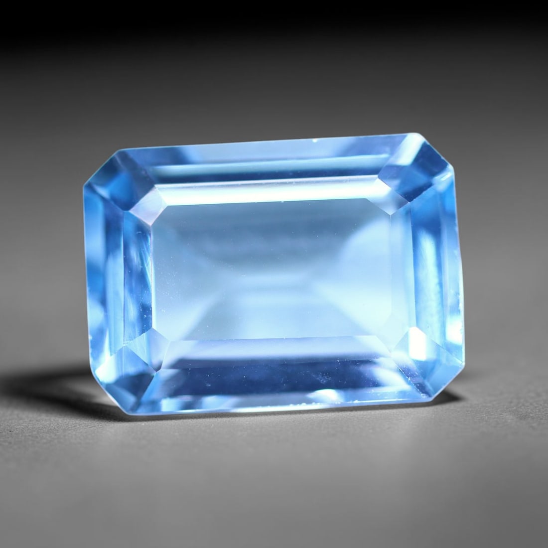 8.97 carats Natural Swiss Blue Topaz - 14x10x6mm , 834C: Ksmith Heritage Auctioneers Subject: Natural Topaz Treatment: Irradiated Type: Faceted, Polished