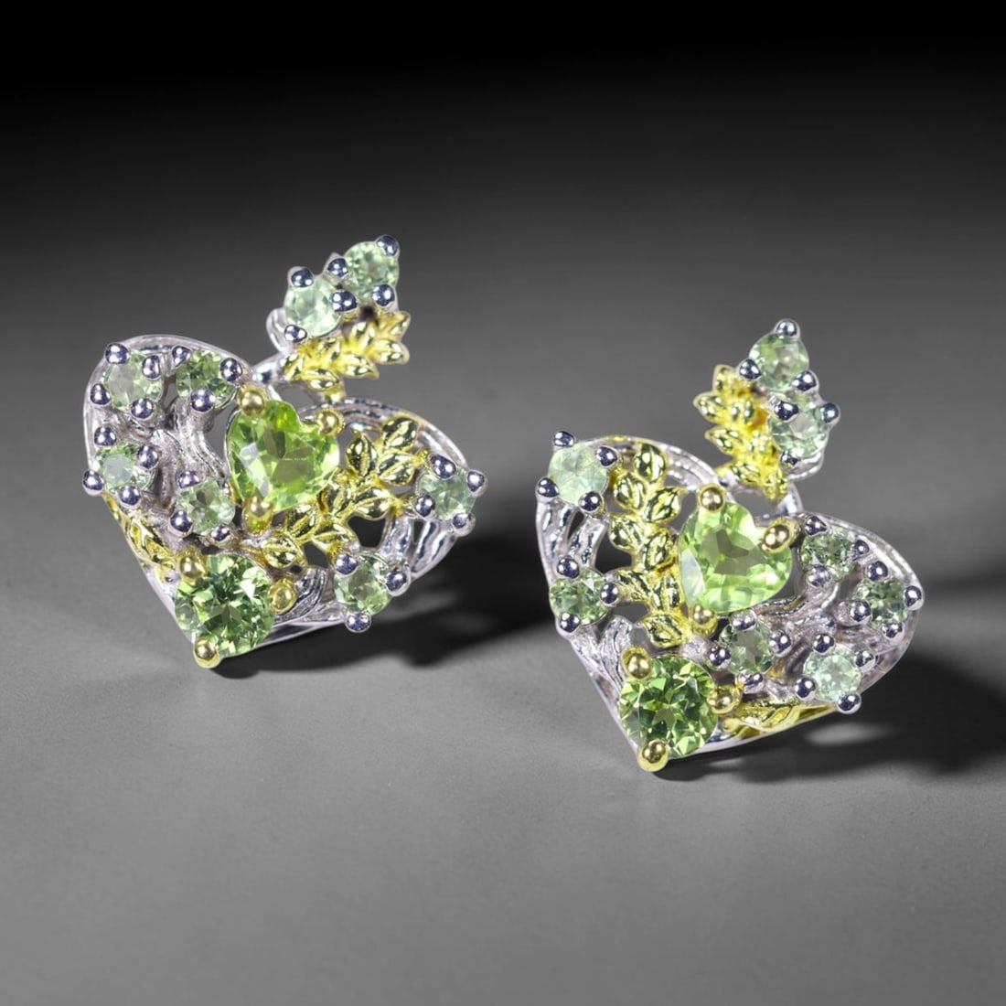 Earrings Peridot - 925 Sterling Silver, 1202B: Ksmith Heritage Auctioneers Subject: Natural Peridot Origin: Thailand Carat Weight: 22.02ct Dimension: Gemstone 4x4mm Type: Earrings