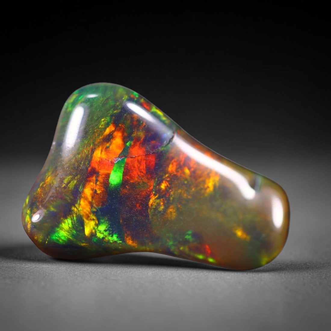 *4.74Ct Natural Freeform Black Opal - 16x11x5mm - Polished Rough , 188E: Ksmith Heritage Auctioneers Subject: Natural Opal Origin: Ethiopia Treatment: Smoked Shape: Freeform Type: Polished Rough