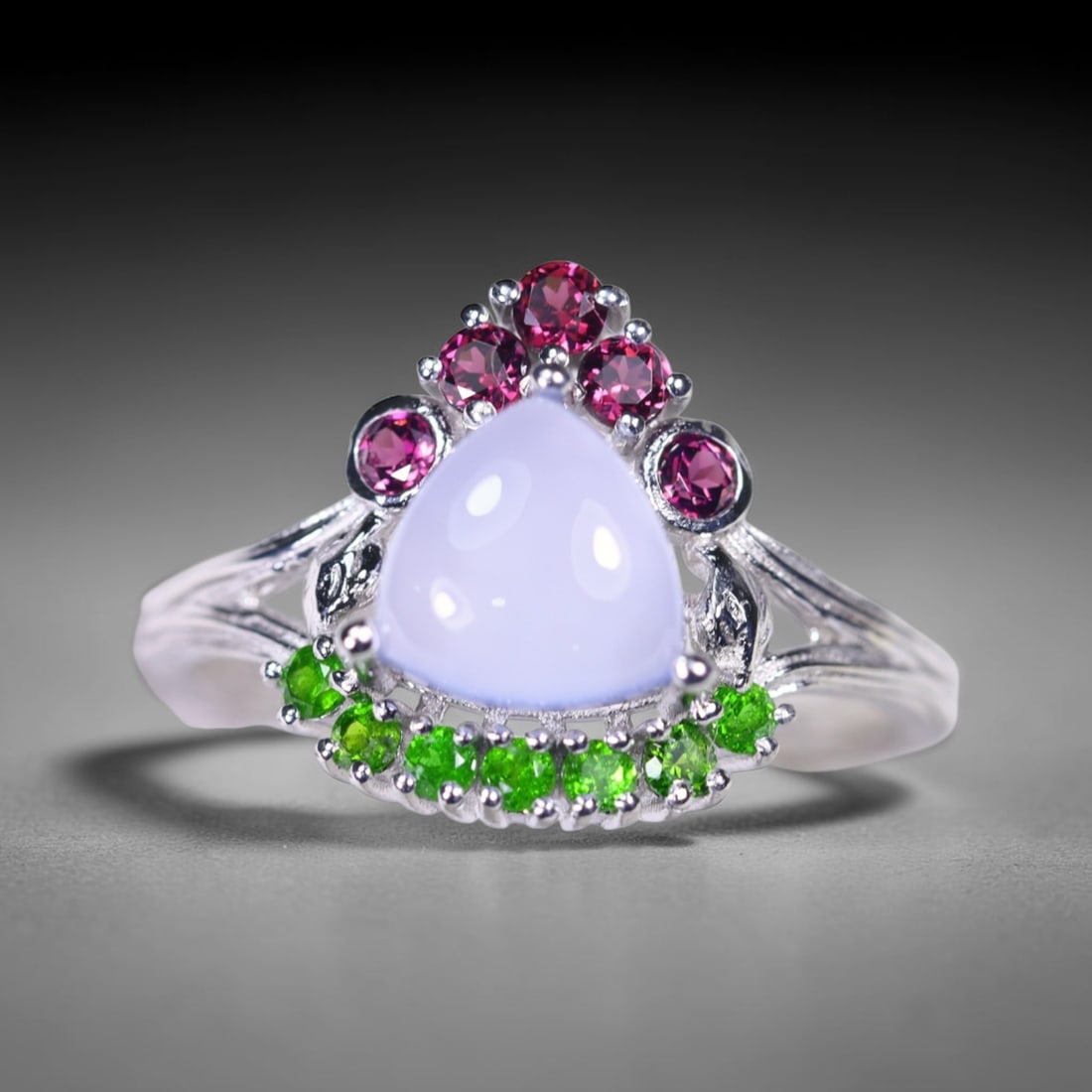 US8.5 Chalcedony and Multi Stone RIng - 925 Sterling Silver - Plated White Gold , 6E: Ksmith Heritage Auctioneers Subject: Natural Chalcedony, Rhodolite Garnet & Chrome Diopside Origin: Thailand Carat Weight: 18.47ct Dimension: Stones 2-8mm Type: Ring