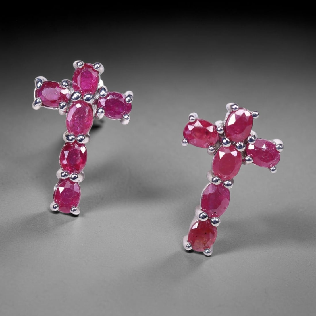 Earrings Ruby - 925 Sterling Silver , 998B: Ksmith Heritage Auctioneers Subject: Natural Ruby Origin: Thailand Carat Weight: 3.26g Dimension: Gemstone 3x4mm Type: Earrings