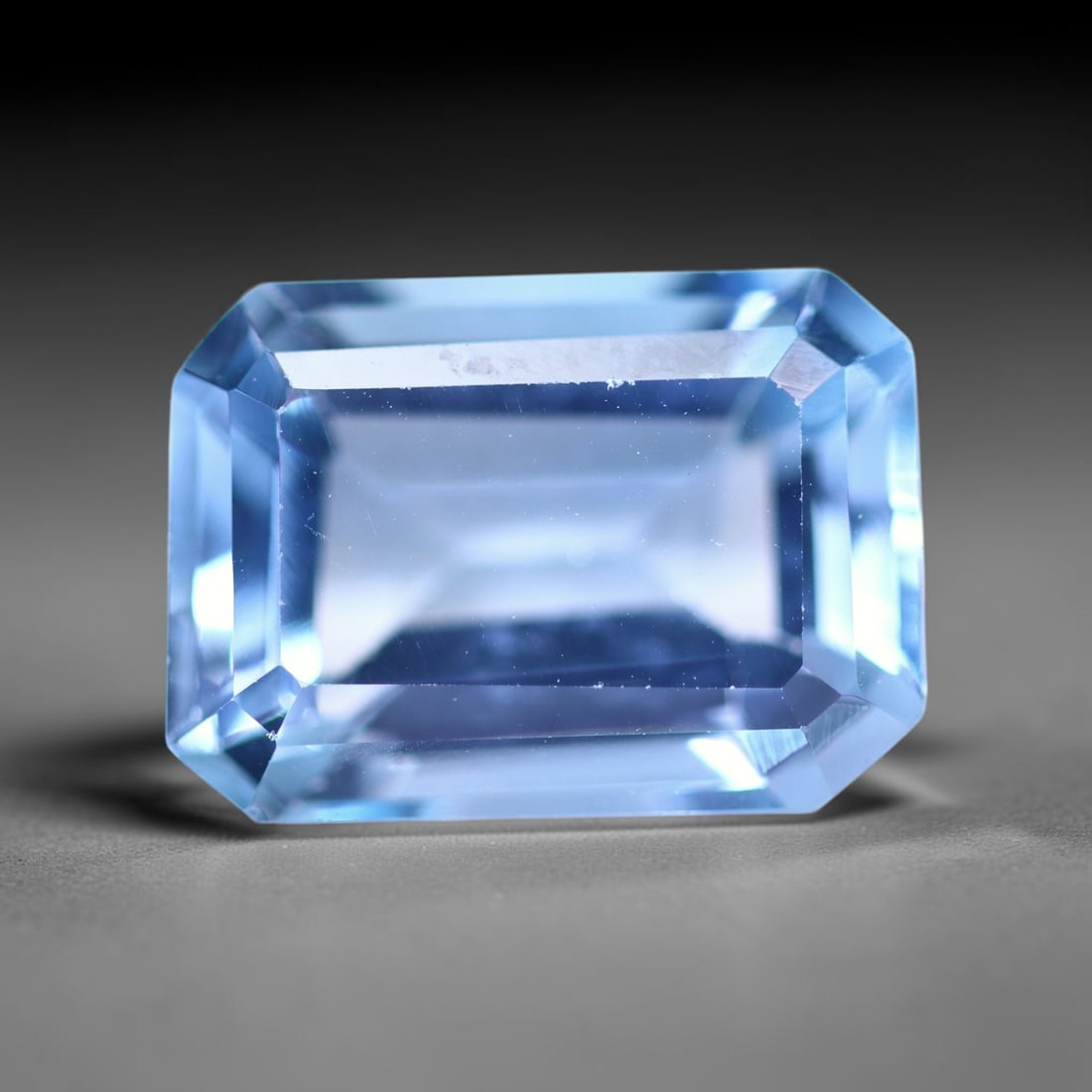9.63 carats Natural Swiss Blue Topaz - 14x10x7mm , 838C: Ksmith Heritage Auctioneers Subject: Natural Topaz Treatment: Irradiated Type: Faceted, Polished