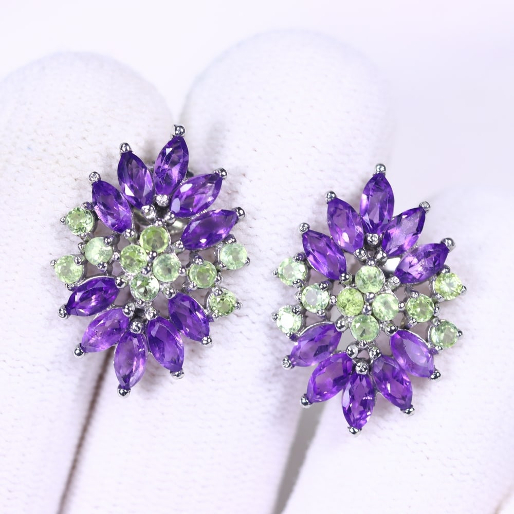 Earrings Amethyst & Peridot - 925 Sterling Silver , 423E: Ksmith Heritage Auctioneers Subject: Natural Amethyst & Peridot Origin: Thailand Carat Weight: 3.71g Dimension: Gemstone 2.5x5mm Type: Earrings