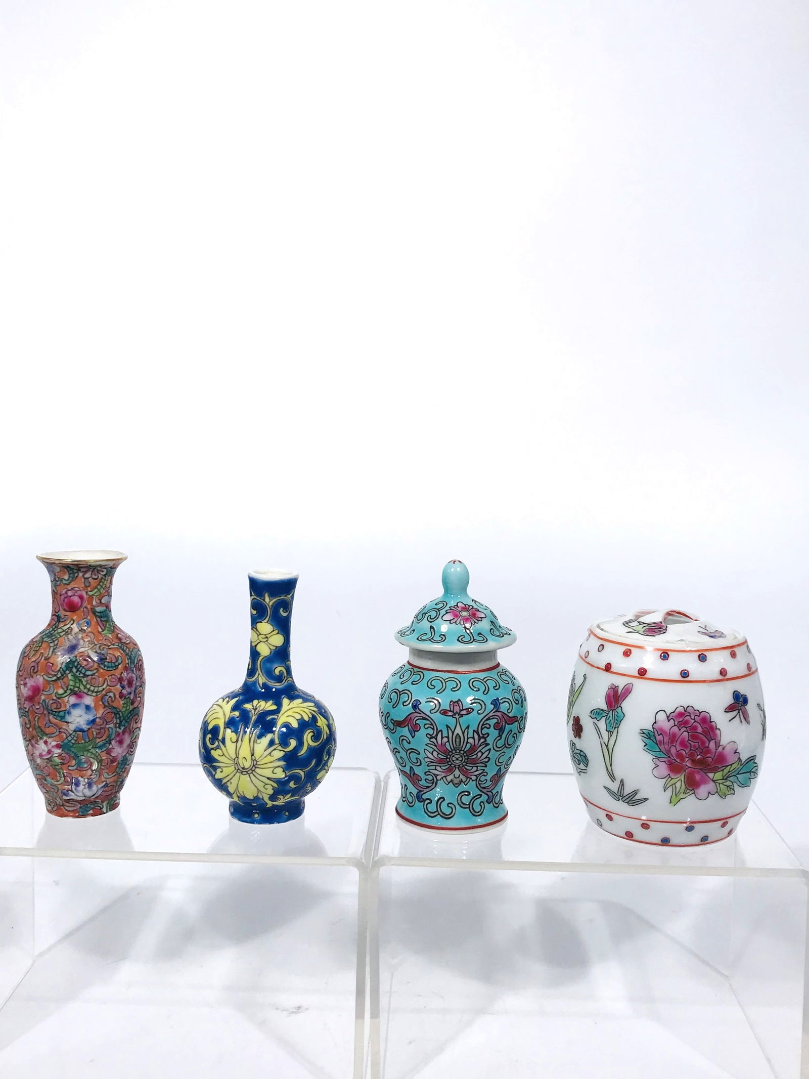 A Group of Four Various Small Chinese Porcelain Items (1 of 11)