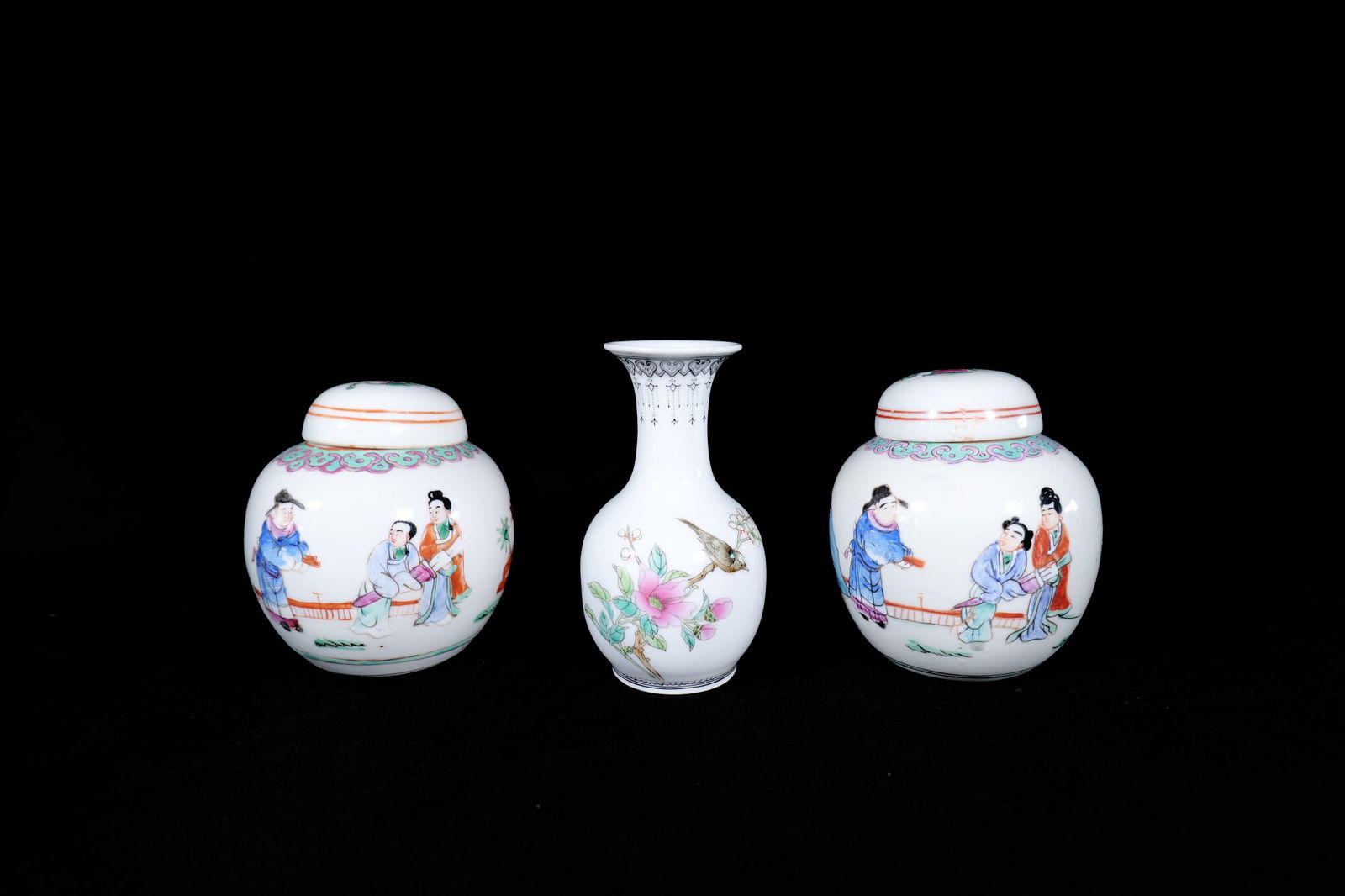 A Group of Three Chinese Porcelain Items, Qing Dynasty/Republic Period (1 of 12)