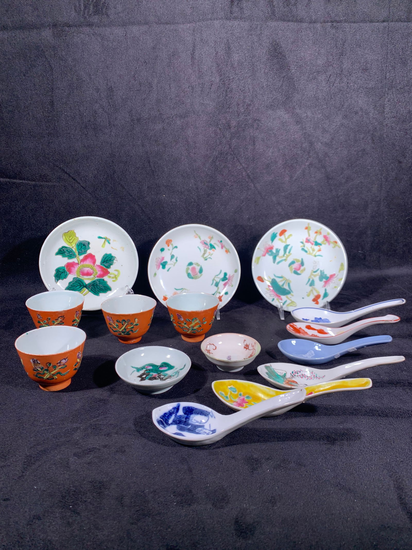 A Group of Fifteen Porcelain Wares, 19th Century (1 of 11)