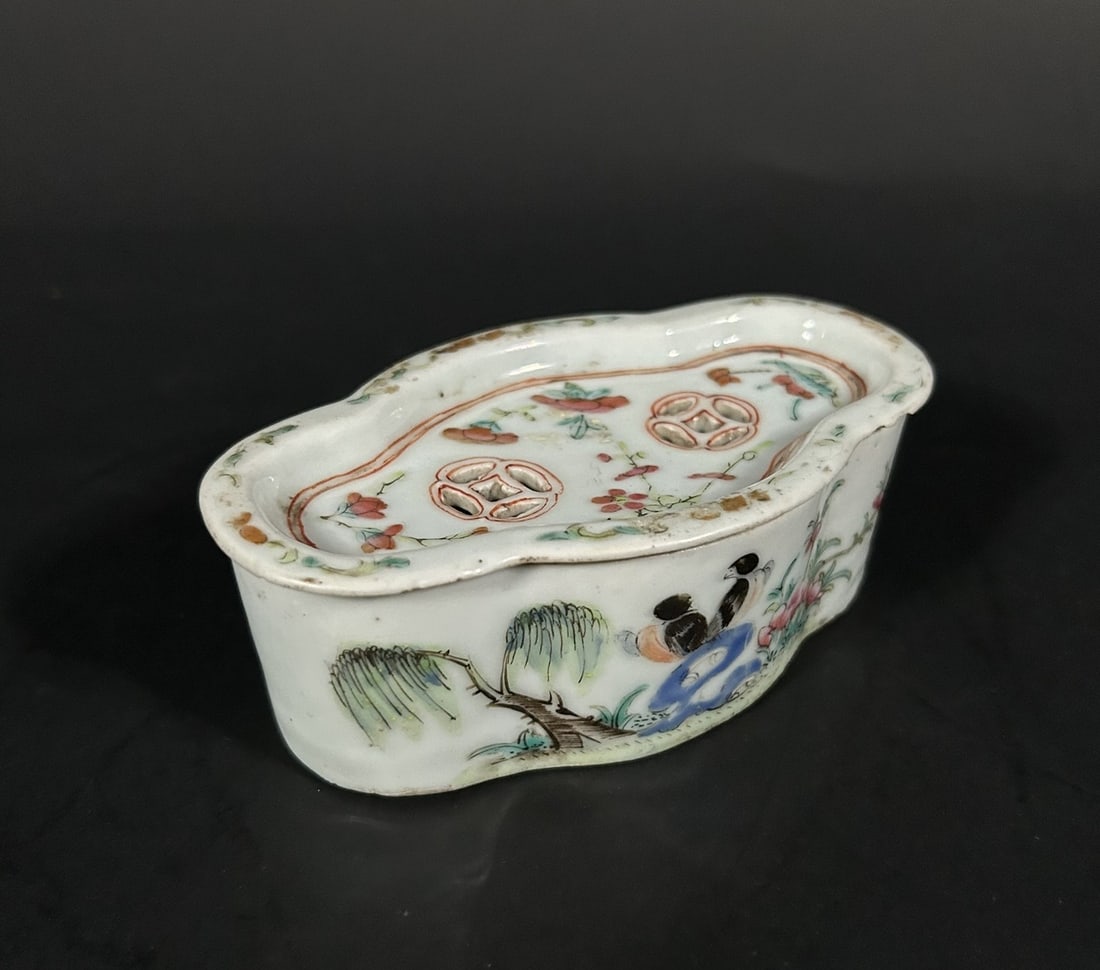 A Famille Rose Quatrefoil 'Birds and Flowers' Box and Cover, Qing Dynasty (1 of 9)