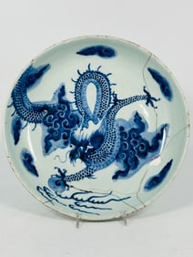A Large Chinese Blue and White Plate with Dragon, Qing Dynasty