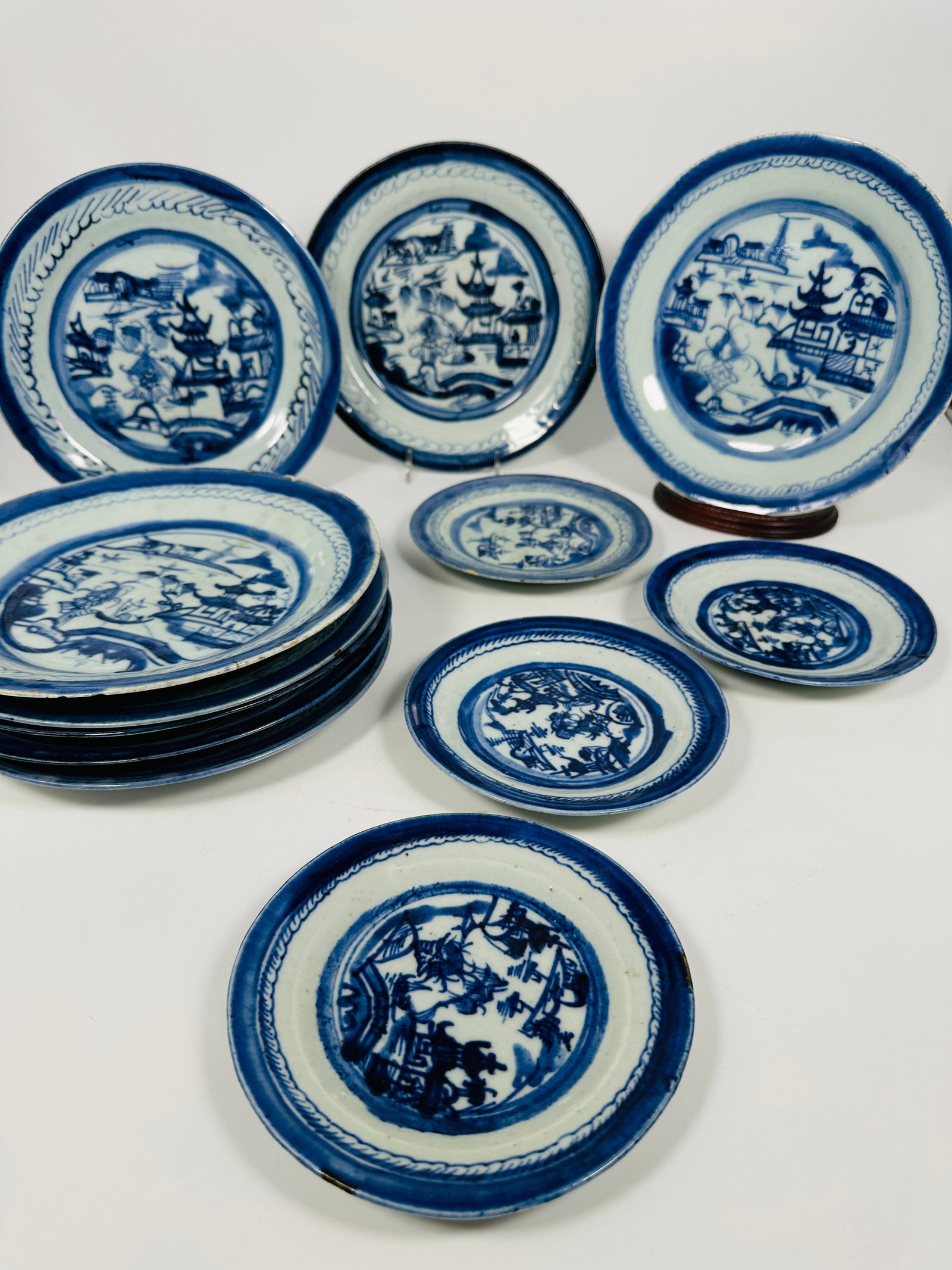 A Group of Twelve Chinese Export Blue and White Dishes: Comprising eight larger dishes, measure approximately 8.7/8 in. diam. each; and four smaller dishes, measure approximately 6 in. diam. each.